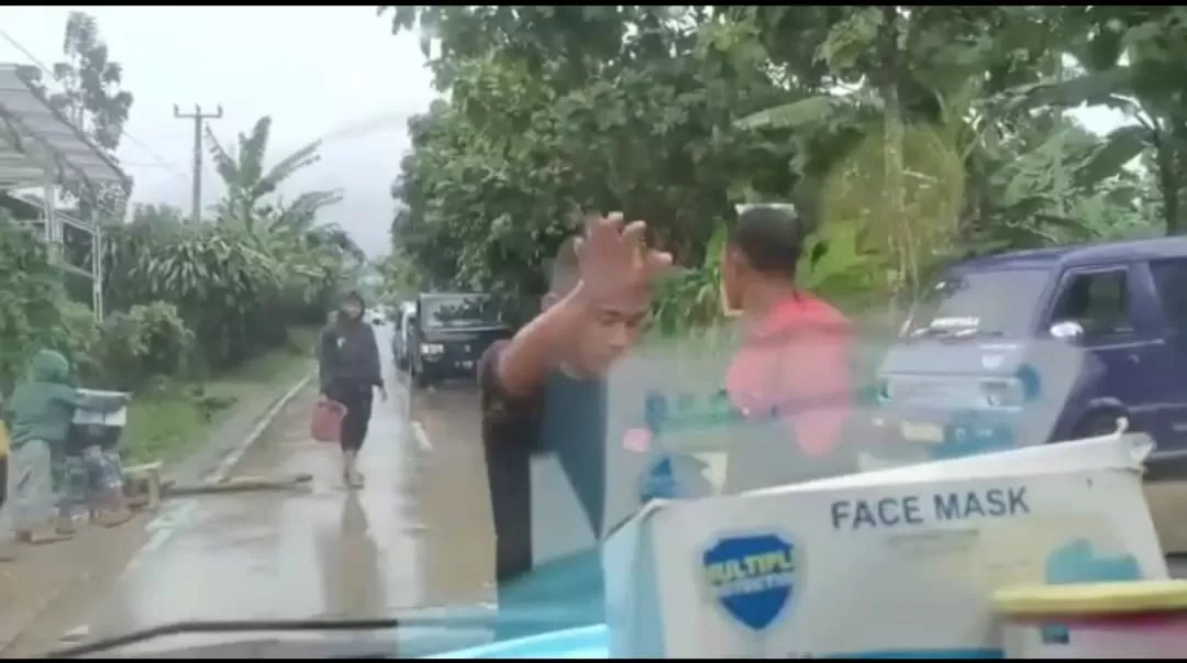 Mobil relawan yang membawa bantuan untuk korban gempa di Cianjur dihadang warga (Dok tangkapan layar)