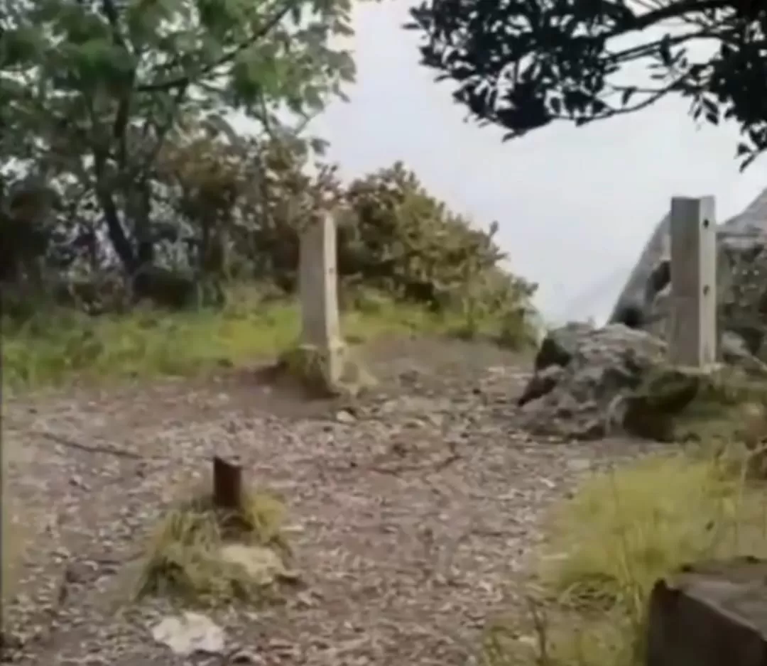 Gambar keretakan di sekitar kawah Gunung Gede Pangrango, Jawa Barat.