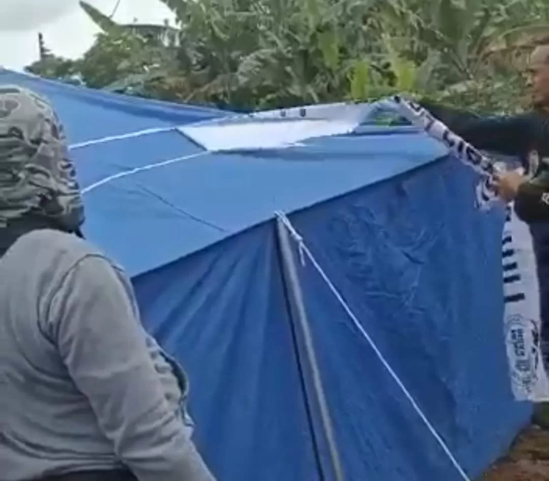 Sejumlah orang mencopot labe bertulis Gereja Reformed Injili Indonesia di tenda pengungsi di Cianjur  Ridwan Kamil berharap tak terulang (Dok tangkapan layar)