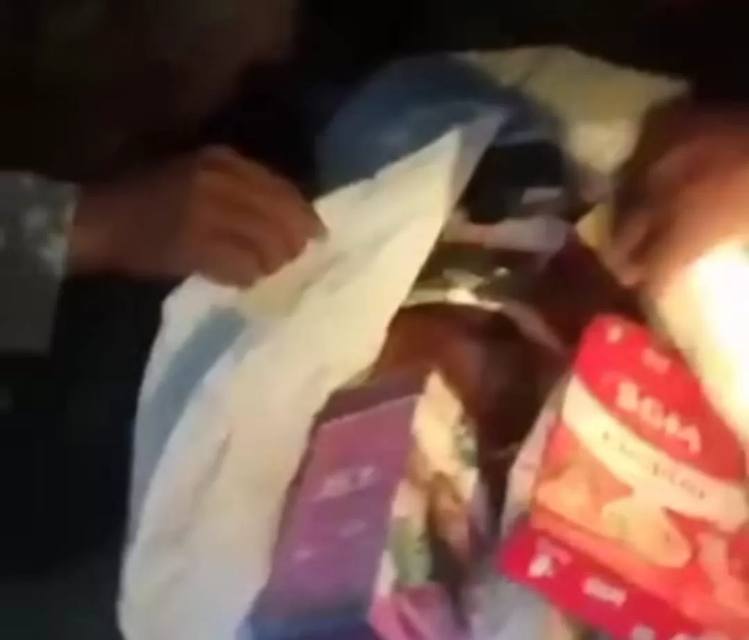 Bayi diduga dibuang dalam karung bercampur sampah (Dok tangkapan layar)