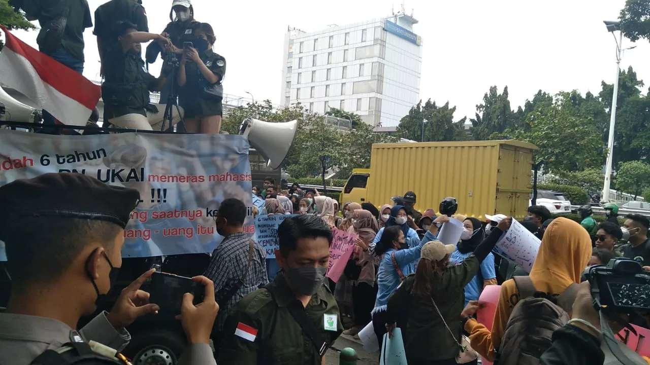 Calon apoteker menggelar aksi unjuk rasa, Rabu 30 November 2022, di Jakarta. Foto: Ign Indro.