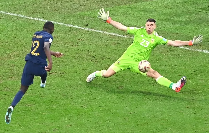 Aksi penyelamatan Emi Martinez dari tendangan Randal Kolo Muani pada final Piala Dunia 2022. (Foto: Twitter Emi Martinez)