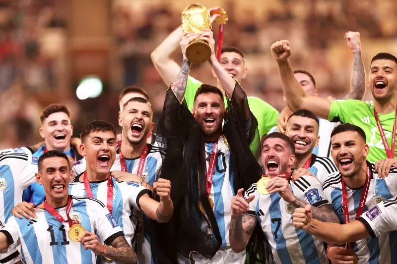 Argentina juara Piala Dunia 2022 usai menang adu penalti atas Prancis. (Foto: twitter fakta bola)