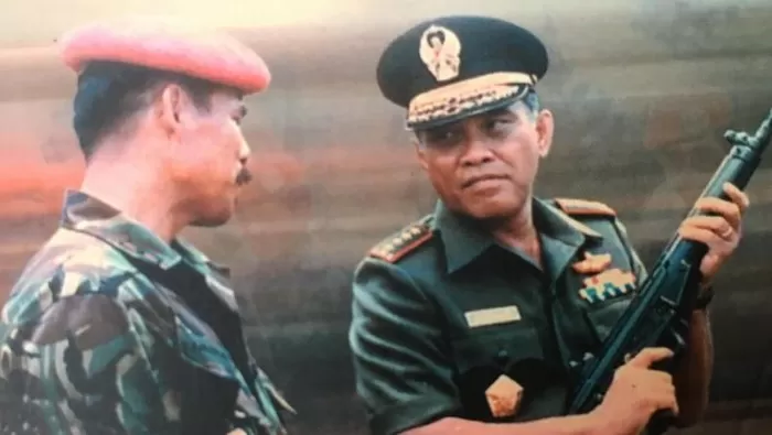 Danjen Kopassus (saat itu) Brigjen Sintong Panjaitan dan Pangab Jenderal Benny Moerdani (ememgang senapan) Foto: Buku Sintong Panjaitan 