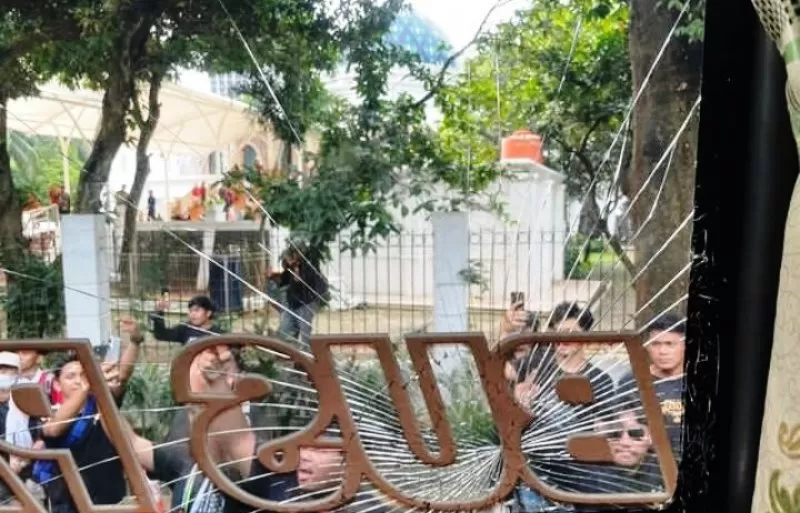 Bus timnas Thailand diserang oknum suporter Indonesia jelang laga Grup A Piala AFF 2022 di Stadion Utama Gelora Bung Karno Jakarta pada Kamis 29 Desember. (Foto: Twitter x.wk)