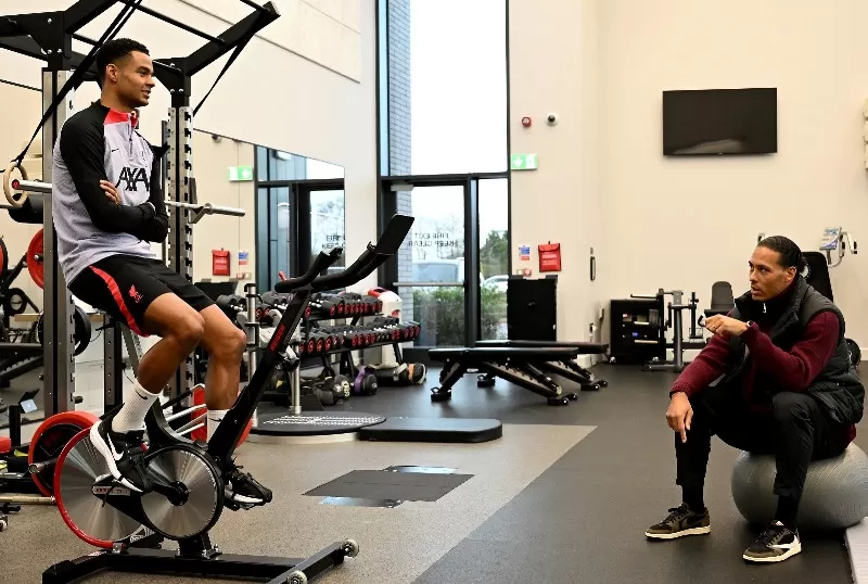 Cody Gakpo saat menjalani tes medis di tempat latihan kebugaran Liverpool bersama Virgil van Dijk. (Foto: Liverpool FC)