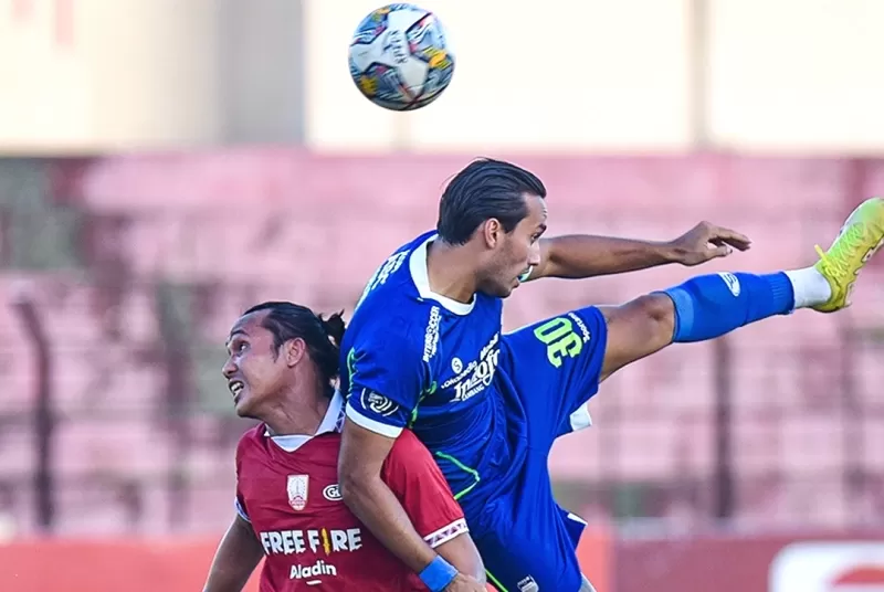 Duel Persis Solo Vs Persib Bandung pada laga Liga 1 Minggu 18 Desember 2022. (Foto: Persib Bandung)