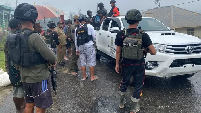 Evakuasi pegawai Bank Papua yang tewas ditembak KKB (Dok Istimewa)