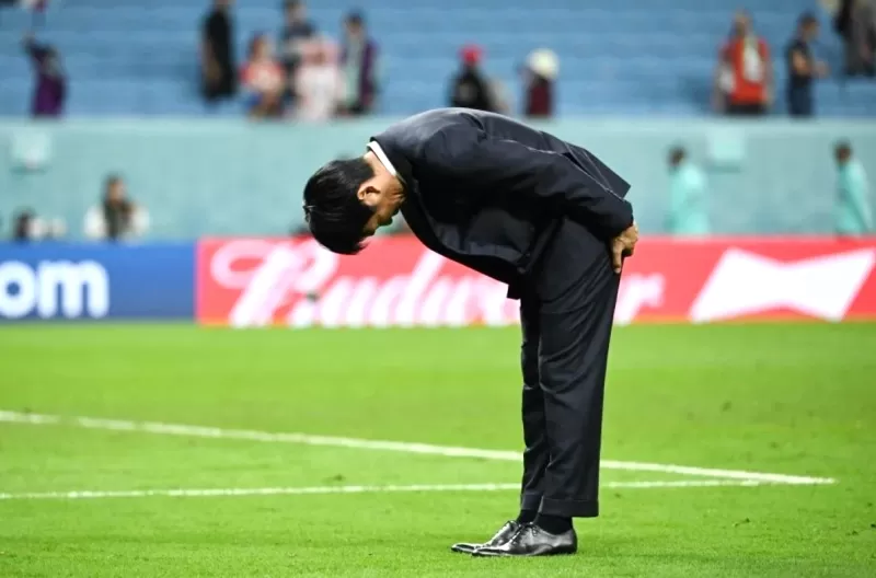 Hajime Moriyasu melakukan Seikerei dengan membungkuk meminta maaf kepada fan Jepang usai didepak Kroasia pada babak 16 besar Piala Dunia 2022. (Foto: bharian)