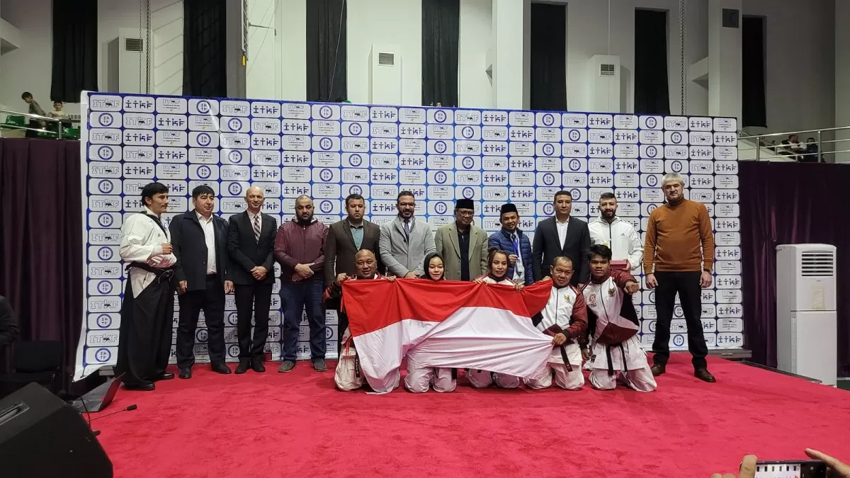 Pengurus Indonesian Traditional Karate Federation (INATKF) bersama atlet INATKF peraih medali emas dan perak berfoto dengan Duta Besar Indonesia untuk Uzbekistan dan Republik Kyrgyzstan, Prof Sunaryo Kartadinata di sela-sela perhelatan Asia-Ocenia (ASIAN) Traditional Karate Cup 2022 di Uzbekistan. Foto: INATKF