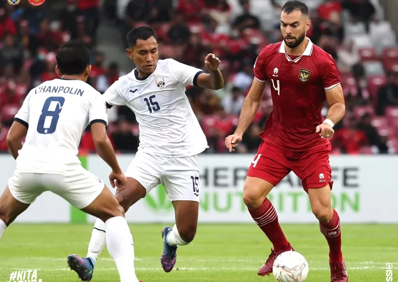 Jordi Amat -kanan- dalam laga Indonesia Vs Brunei di penyisihan Grup A Piala AFF 2022. (Foto: PSSI)