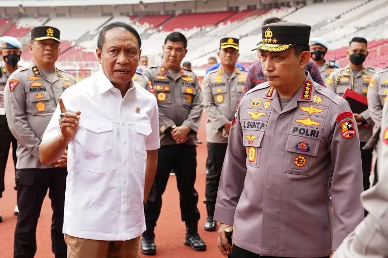 Kapolri Jenderal Listyo Sigit Prabowo bersama Menpora RI Zainudin Amali ketika meninjau Stadion Gelora Bung Karno jelang Piala AFF 2022. (Foto: Kemenpora RI)