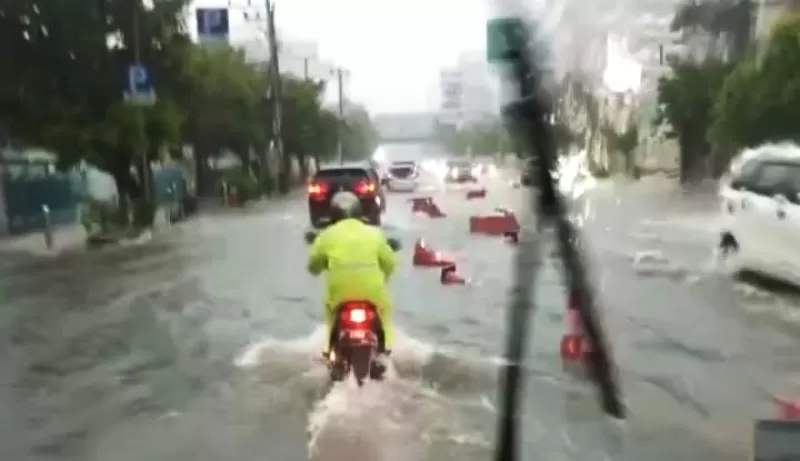 Kondisi banjir di Jalan Pandanaran jelang Simpang Lima Semarang pada Sabtu 31 Desember 2022. Foto - Twitter @tanyakan rl