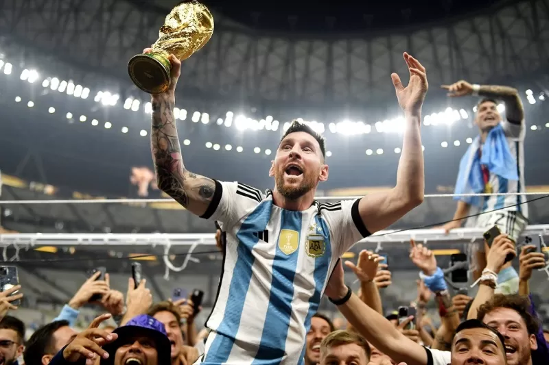 Lionel Messi mengangkat trofi Piala Dunia 2022. (Foto: Seleccio Argentina)