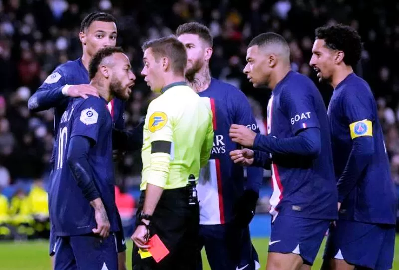 Neymar diusir wasit karena aksi konyol di laga PSG Vs Strasbourg pada lanjutan Liga Prancis 28 Desember 2022 waktu setempat. (Foto: ottumwacourier)