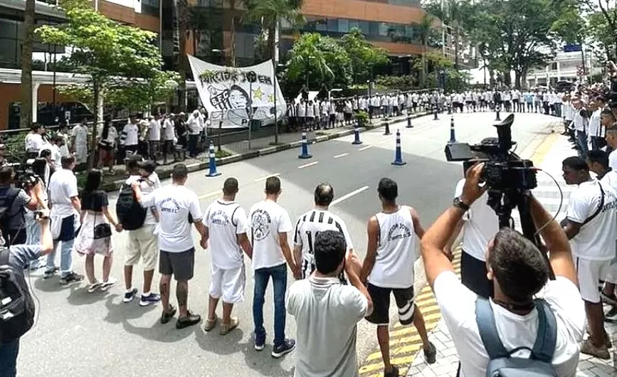 Pecinta sepak bola Brasil mendoakan kesembuhan Pele yang akan merayakan Natal 2022 dan Tahun Baru 2023 di rumah sakit. (Foto: todabahia)