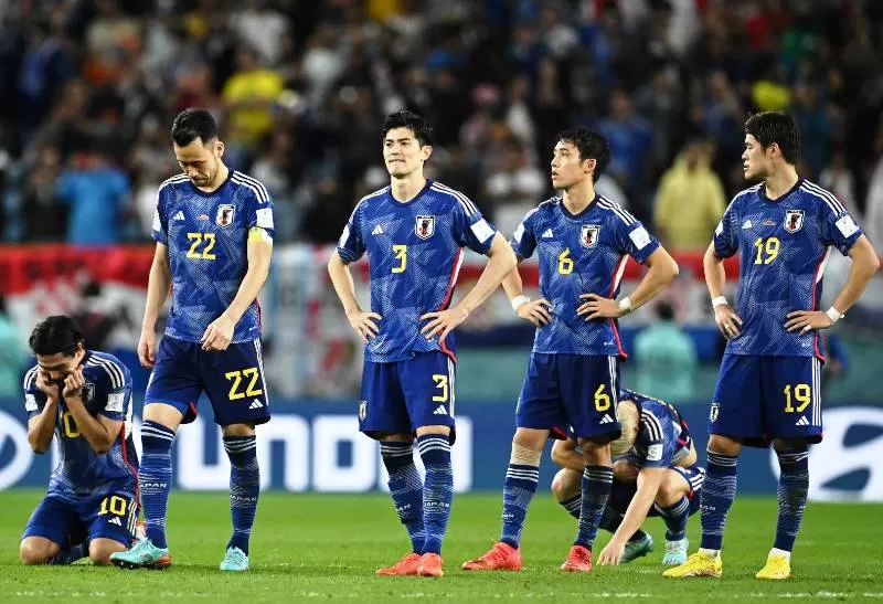 Pemain Jepang kecewa usai kalah adu penalti dari Kroasia di babak 16 besar Piala Dunia 2022. (Foto: japantimes)