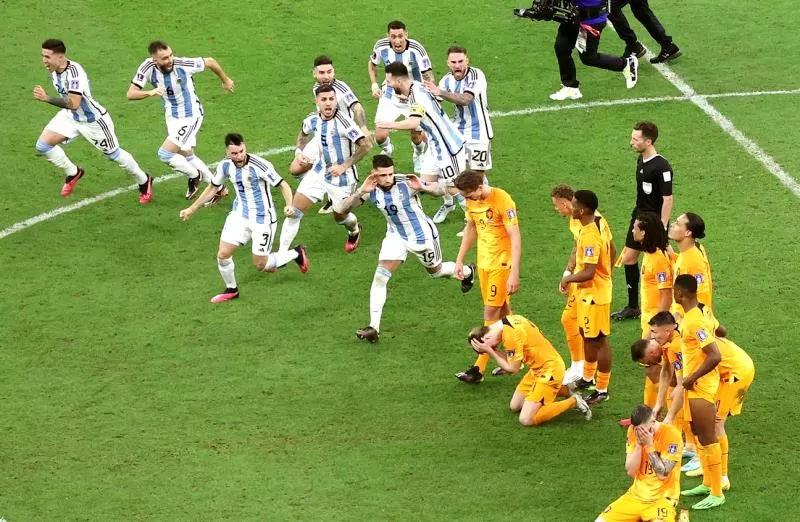 Pemain timnas Argentina merayakan kemenangan adu penalti atas Belanda di perempat final Piala Dunia 2022. (Foto: fox sports)