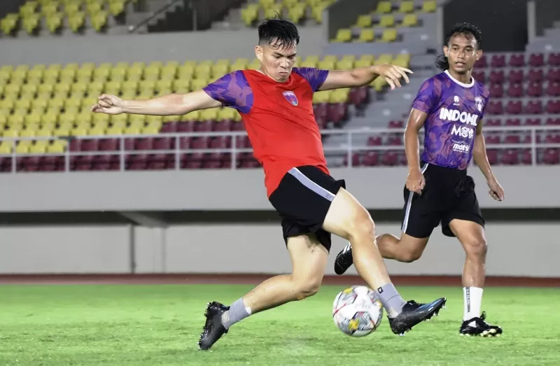 Persita Tangerang saat menjajal lapangan Stadion Manahan sebelum menghadapi Bali United pada Liga 1 Senin 5 Desember 2022. (Foto: Twitter Persita Tangerang)