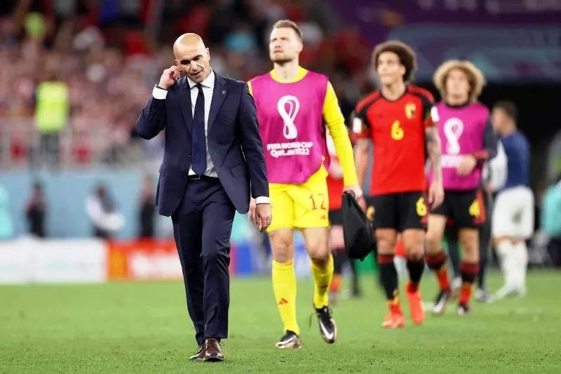 Roberto Martinez diikuti Simon Mignolet dan Axel Witsel usai laga kontra Kroasia di penyisihan Grup F Piala Dunia 2022. (Foto: the independent)