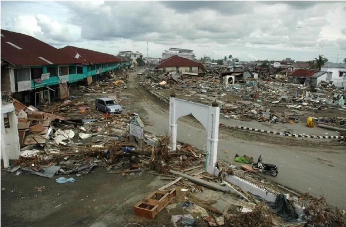 Kota Meulaboh di Aceh barat, Indonesia setelah dihantam tsunami pada 26 Desember 2004. Tsunami Aceh adalah tsunami paling merusak di dunia. Foto: Jefri Aries/IRIN/reliefweb.int