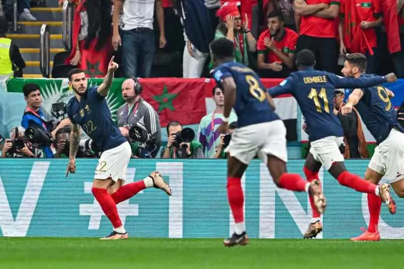 Theo Hernandez merayakan golnya dalam laga Prancis Vs Maroko di semifinal Piala Dunia 2022. (Foto: talksport)