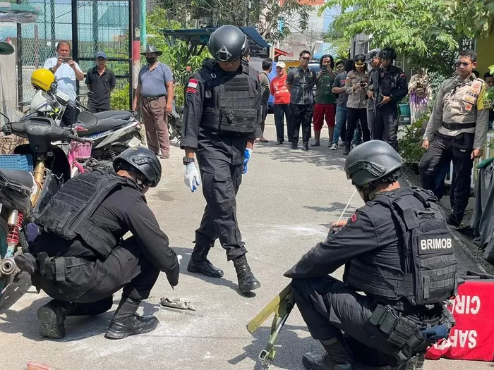 Tim jibom polda tangani  Rocket Parachute Flares yang jatuh (Dok Polda Kepri)