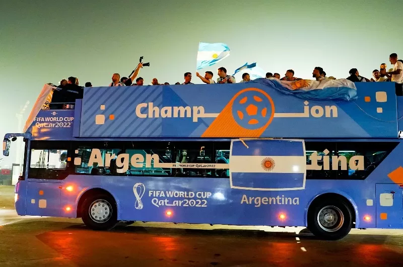 Timnas Argentina berkeliling Doha usai merebut gelar juara Piala Dunia 2022 di Qatar. (Foto: Seleccio Argentina)