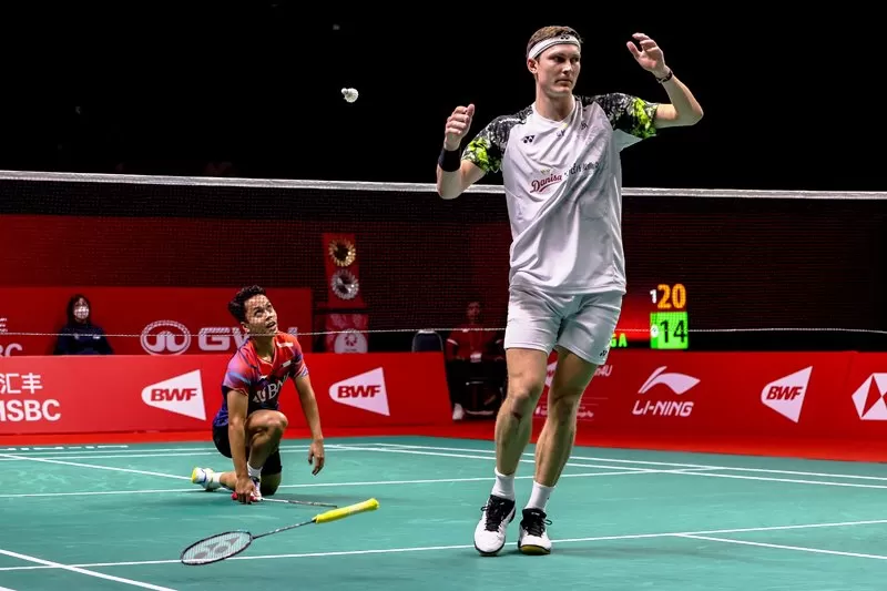 Viktor Axelsen merayakan kegagalan netting Anthony Ginting di poin terakhir BWF World Tour Finals 2022. (Foto: Badminton Thailand)