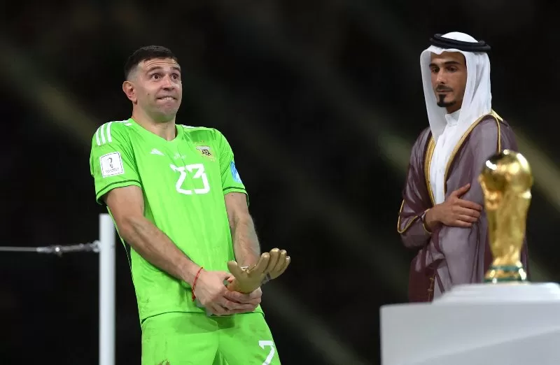 Viral selebrasi mesum Emi Martinez dikecam netizen seluruh dunia usai final Piala Dunia 2022 Qatar melawan Prancis. (Foto: twitter curiocidades europa)