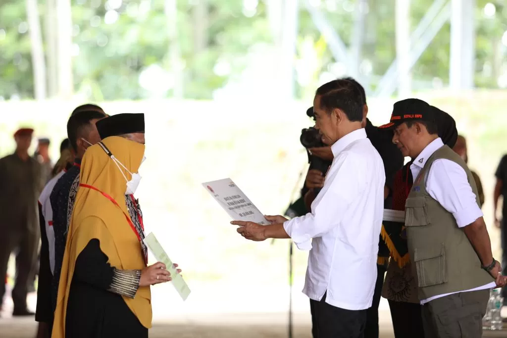 Presiden berikan bantuan kepada warga korban gempa Cainjur, Jawa Barat.