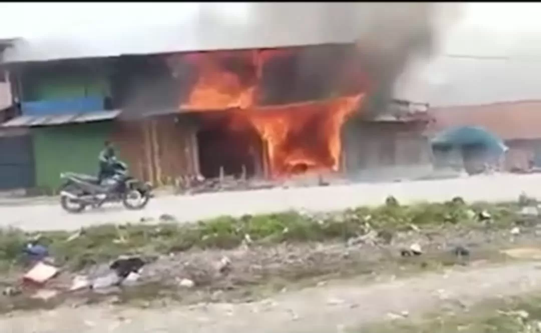 50 Kios dan 9 Motor di Pasar Waghete Papua Dibakar