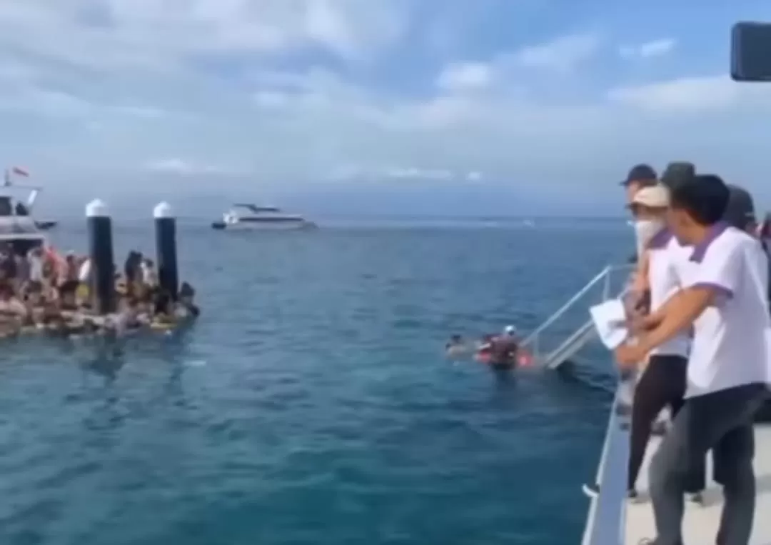 Jembatan penghubung di dermaga Pelabuhan Banjar Nyuh, Nusa Penida Ambruk (Dok tangkapan layar)