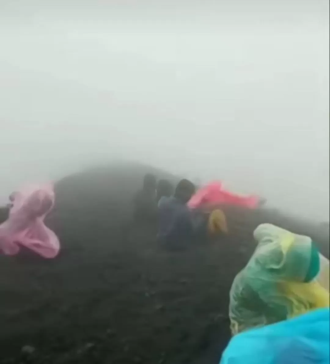 Badai dan kabut pekat di Gunung Rinjani (Dok tangkapan layar)