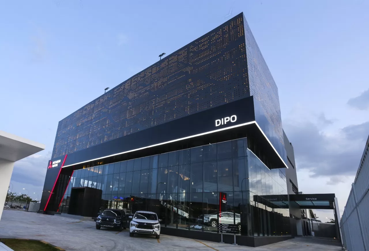 Konsumen Mitsubishi Motors dapat memanfaatkan fasilitas Posko Siaga Akhir Tahun, untuk beristirahat sejenak dan menikmati fasilitas yang disediakan. Foto: MMKSI