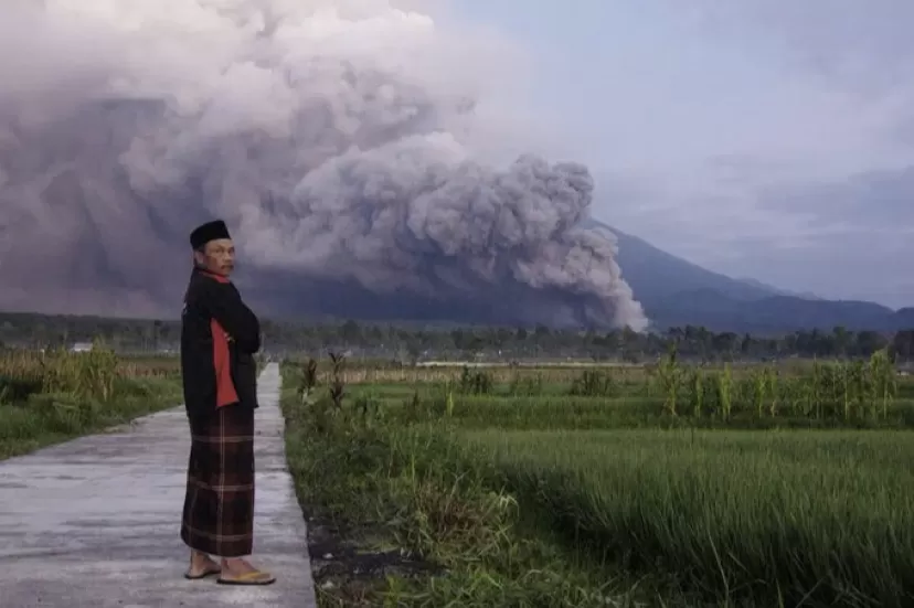 Erupsi Gunung Semeru alami dua kali  Getaran Banjir Lahar Dingin 