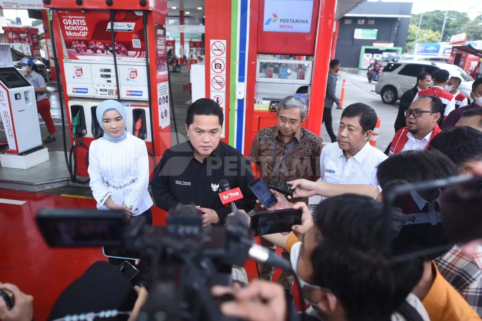 Menteri BUMN Erick Tohir, Direktur Utama Pertamina Persero Nicke Widyawati, Direktur Logistik dan Infrastruktur Erry Widiastono dan Direktur Utama Patra Niaga Alvian Nasution beserta jajaran melakukan Presscon penyesuaian harga BBM Pertamax di SPBU MT Haryono, pada selasa (3/1).