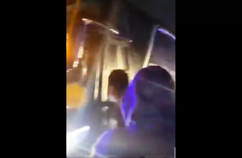 Link video serangan brutal oknum suporter ke bus Arema usai kalah dari PSS Sleman. (Foto: Twitter Gilbol)