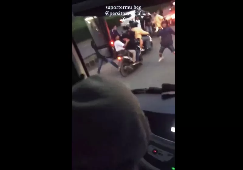 Bus Persis Solo diserang sekelompok oknum suporter usai imbangi Persita Tangerang di Liga 1 Sabtu 28 Januari 2023. (Foto: Twitter)