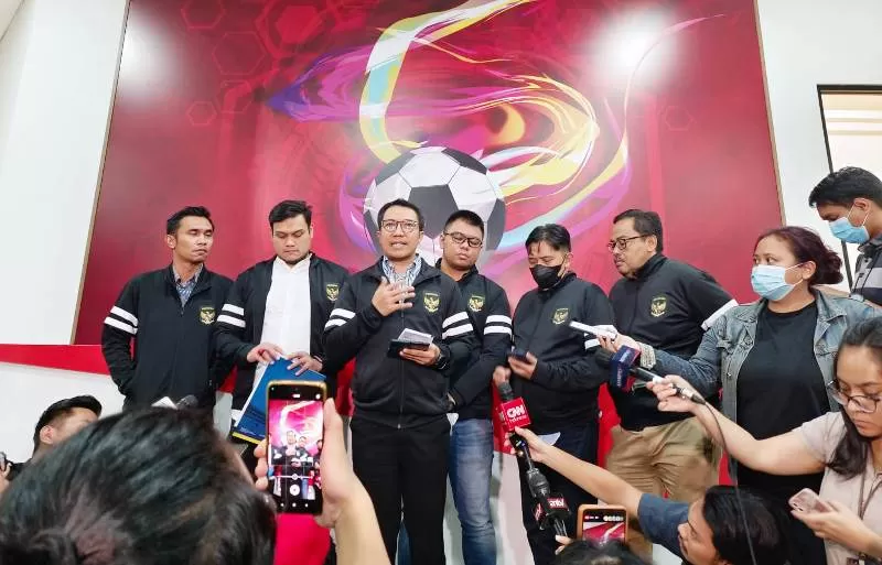 Daftar 5 calon Ketua Umum PSSI 17 calon waketum PSSI dan 78 calon Exco PSSI 2023-2027 diumumkan Ketua Pemilihan KLB PSSI 2023 Amir Burhanuddin. (Foto: PSSI)