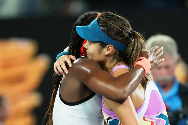 Emma Raducanu memeluk Coco Gauff usai keduanya bertarung di babak kedua Australian Open 2023. (Foto: WTA)