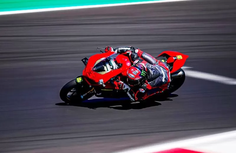 Francesco Bagnaia memacu Ducati Paginale V4s dalam latihan di Sirkuit Algarve Portimao. (Foto: GPOne)