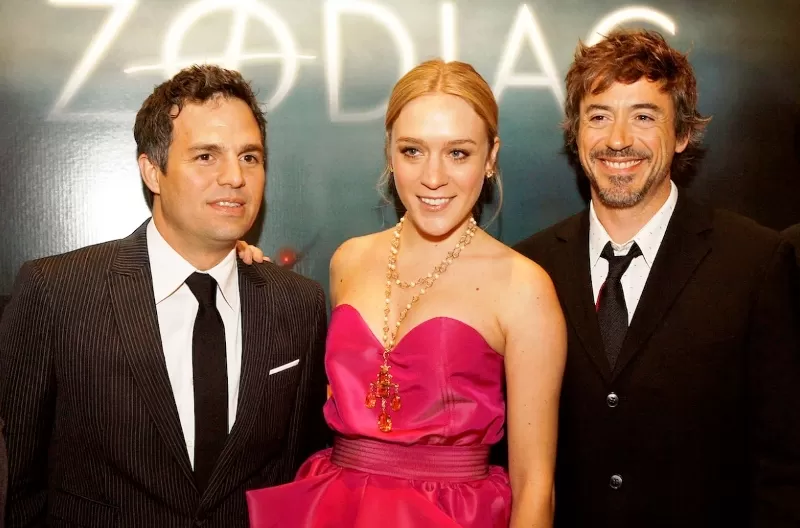 Mark Rufallo -kiri- bersama Chloe Sovigny dan Robert Downey Jr membintangi film serial killer berjudul Zodiac. (Foto: cheatsheet)