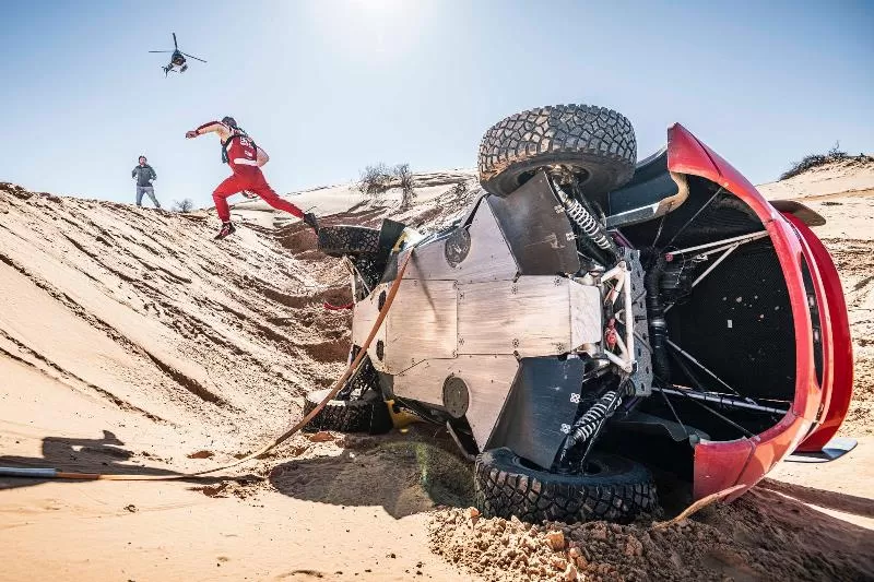 Mobil Sebastien Loeb mengalami kecelakaan pada Etape 5 Reli Dakar 2023. (Foto: Dakar Rally)