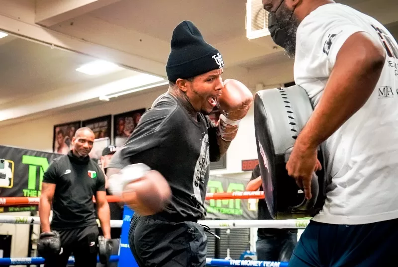 Prediksi Gervonta Davis Vs Hector Luis Garcia dikemukakan oleh pelatih Calvin Ford (kiri). (Foto: Twitter Calvin Ford)