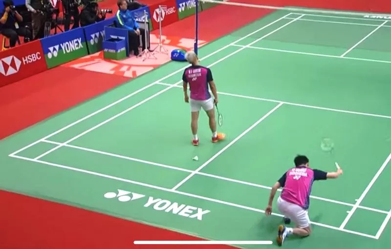 Pro kontra netizen terjadi usai Kevin Sanjaya banting raket di perempat final India Open 2023. (Foto: tangkapan layar iNews TV)