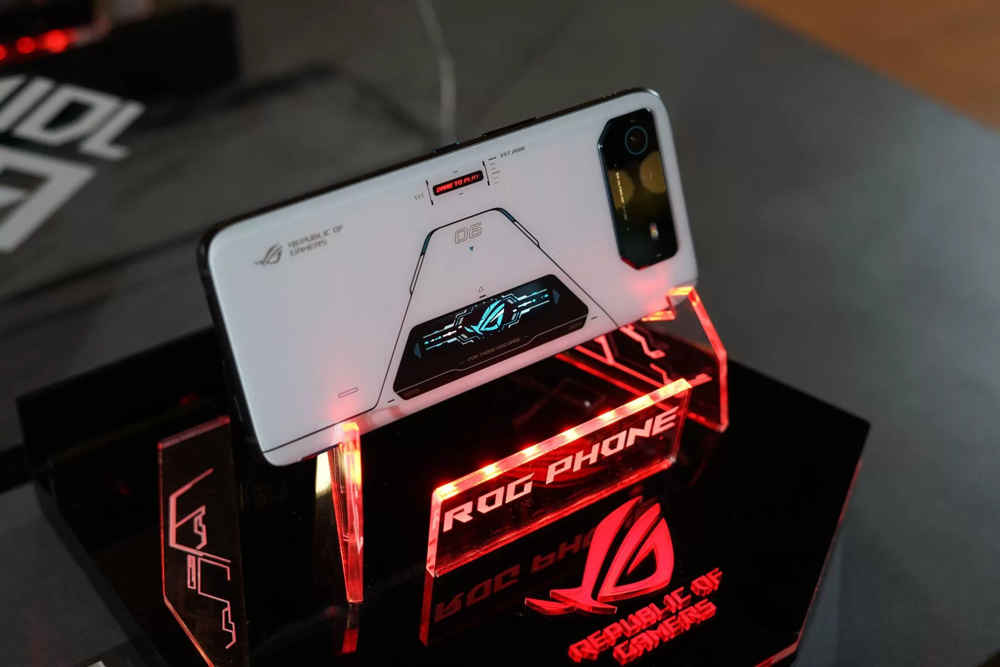  Sejak peluncurannya pada 2022 lalu, seri ASUS ROG Phone 6 merupakan reinkarnasi sang legenda ponsel gaming di dunia dengan performa jauh lebih ‘buas’ dari seri sebelumnya. Foto: Konteks.co.id/iqbal