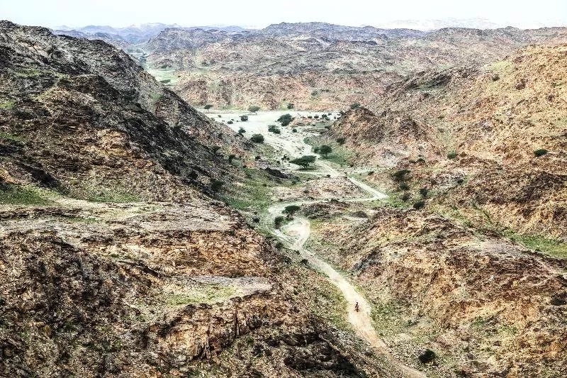 Salah satu peserta kategori motor melintas di Etape I Reli Dakar 2023. (Foto: dakar com)