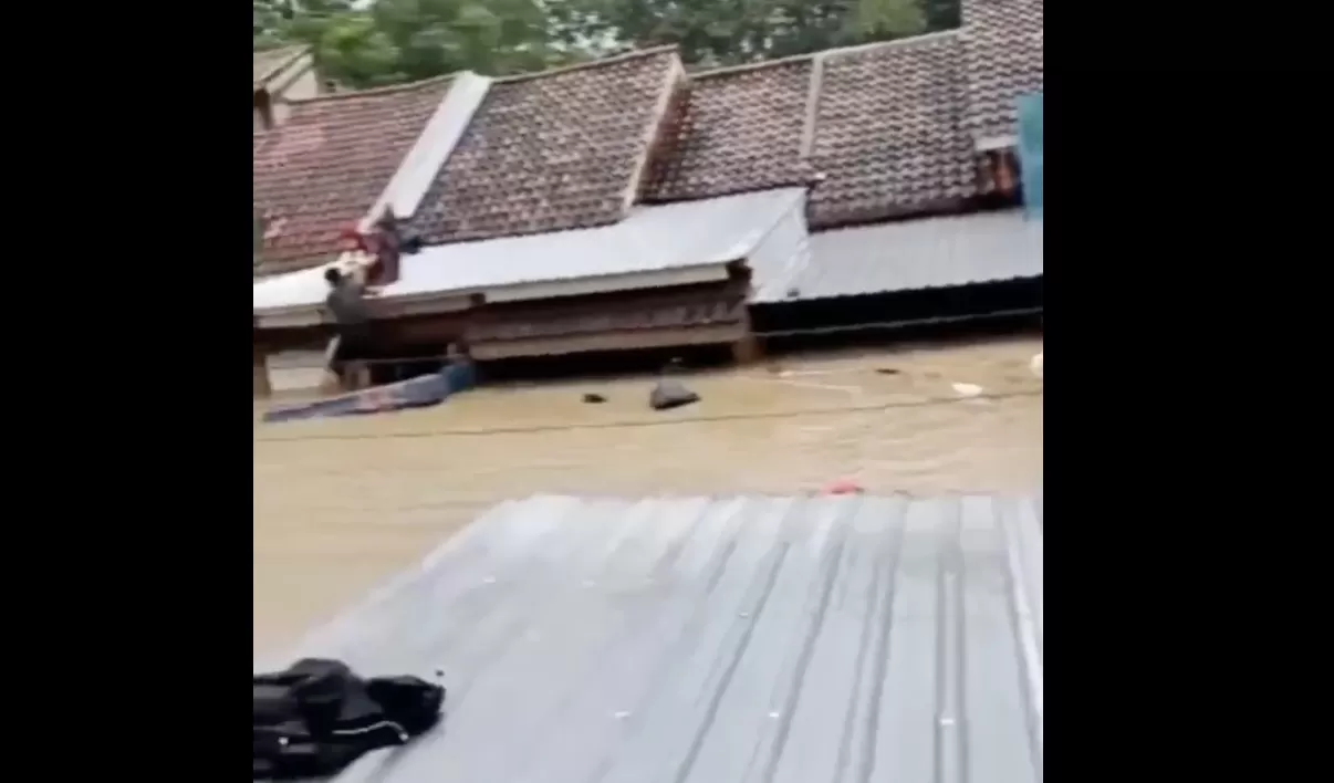 Banjjir bandang menerjang Perumahan Dinar Indah, di Kelurahan Meteseh, Tembalang, Semarang, Jawa Tengah, Jumat, 6 Januari 2023.