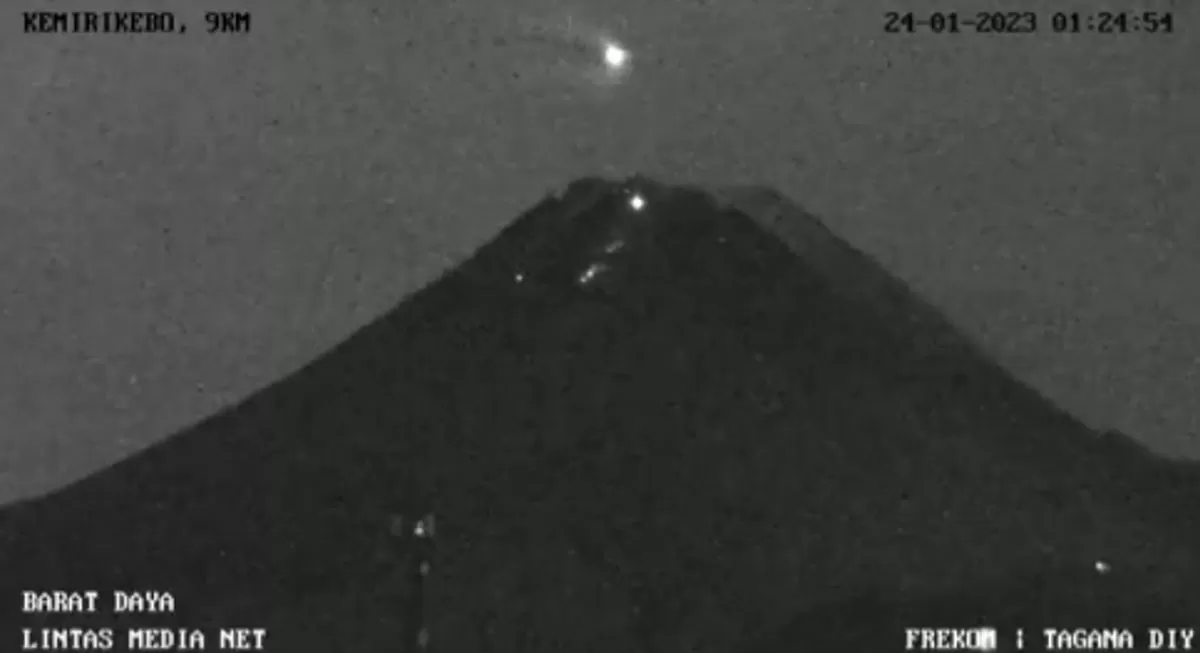 Viral penampakan benda mirip banaspati di Gunung Merapi (tangkapan layar)